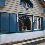 Atypisch voor een AS-pand: luiken voor de ramen.
<br/>
Richard Keijzer, 2015-02-14